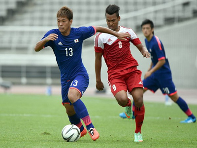 Notsuda Gakuto (áo xanh) ghi bàn mở tỷ số cho Olympic Nhật Bản trước Nepal.